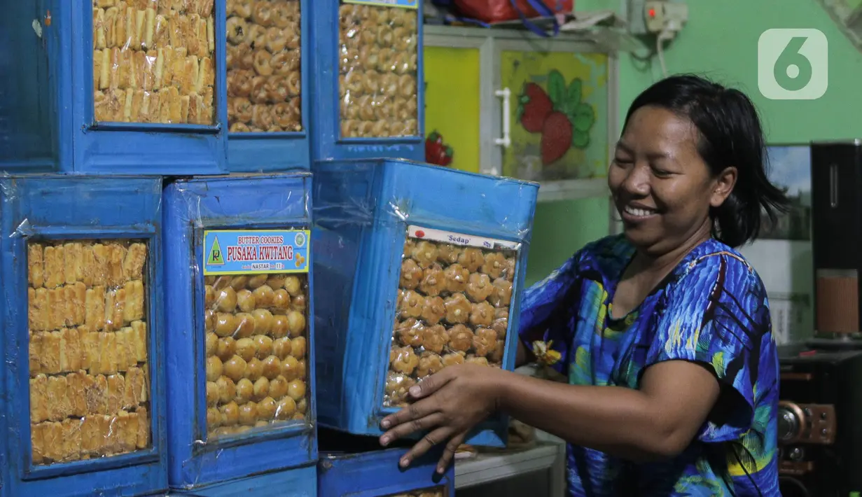 Pekerja menata kue kering yang telah selesai diproduksi di kawasan Kwitang, Jakarta, Senin (3/4/2023). (Liputan6.com/Herman Zakharia)