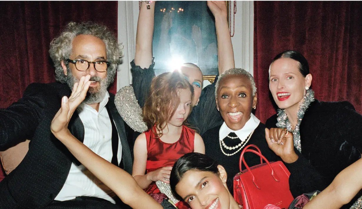 Knott kembali menjadi unggulan dari koleksi musim ini. Dihadirkan dalam warna-warna seasonal dan motif bunga musim dingin yang sesuai dengan koleksi RTW. Spade Flower Jacquard juga kembali menjadi koleksi signature, yang hadir dalam bentuk structured hobo berukuran kecil. Foto: Kate Spade New York.