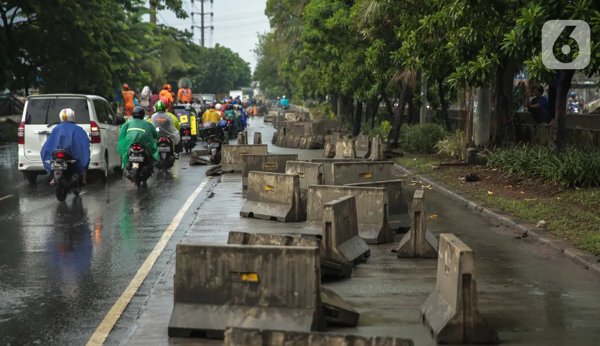 Kondisi separator busway yang berserakan pascabanjir di Jalan Daan Mogot, Cengkareng, Jakarta, Jumat (3/1/2020). Separator busway tersebut berantakan akibat banjir yang menerjang sejak kemarin. (Liputan6.com/Faizal Fanani)