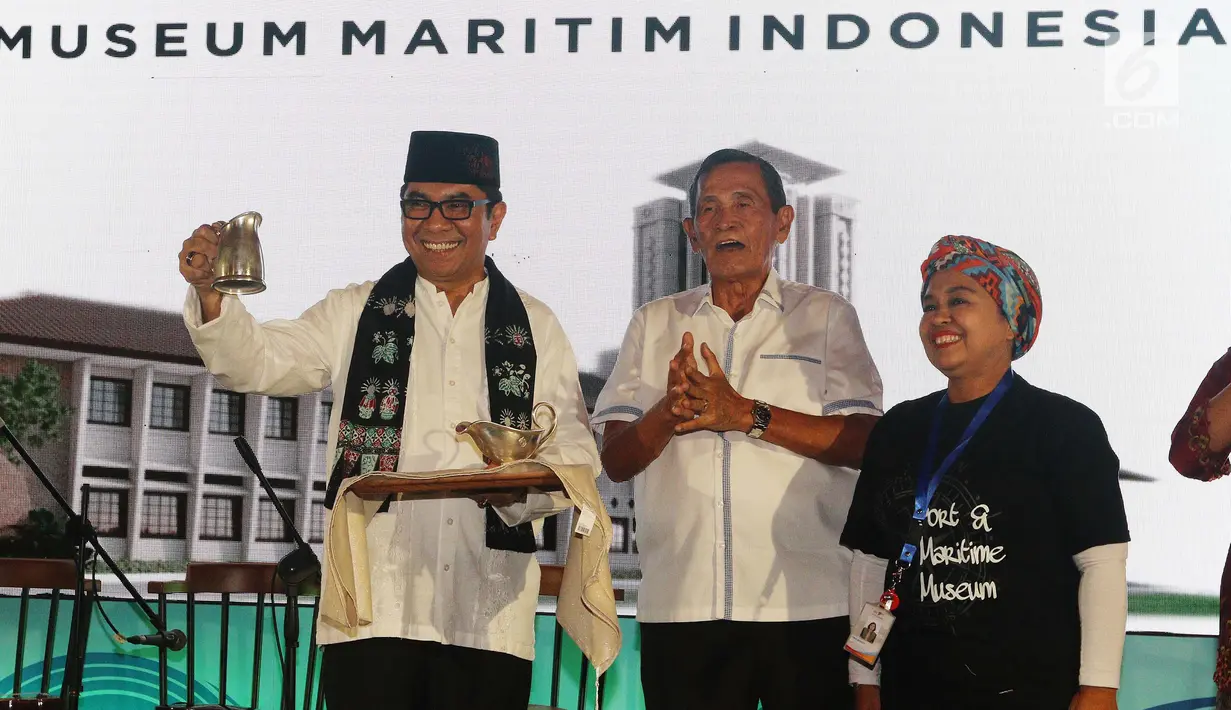 Dirut IPC Evlyn G Masassya (kiri) bersama Komisaris Utama IPC Tumpak Pangabean (tengah) menerima artefak dari Masyarakat Pecinta Kebudayaan Budiati saat soft launching Museum Maritim Indonesia di Jakarta, Jumat (7/12). (Lipiutan6.com/JohanTallo)