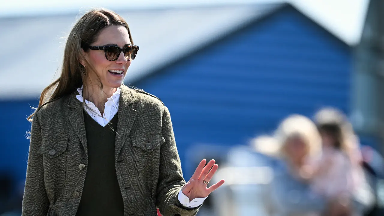 Kate Middleton saat tiba di Fionnphort untuk menaiki feri menuju Pulau Iona sebagai bagian dari perjalanan dua hari mereka ke Pulau Mull, Skotlandia bagian barat pada tanggal 30 April 2025. (Dok: Oli SCARFF / AFP)