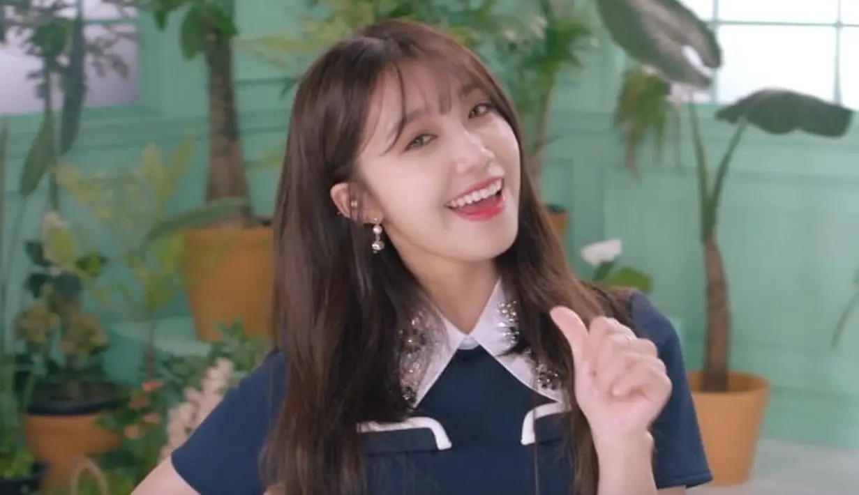 Dalam kesempatan itu, Eunji pun mendapatkan beberapa pertanyaan dari para penggemarnya. Ada satu pertanyaan yang menjadi sorotannya, ia ditanya apakah tertarik untuk program I Live Alone. (Foto: soompi.com)