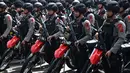 Polisi bersenjata lengkap menghadiri apel pengamanan Pemilu 2019 di Bogor, Jawa Barat, Rabu (10/4). Apel diikuti 4.000 personel gabungan TNI-Polri. (ADEK BERRY/AFP)