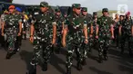 Panglima TNI Jenderal Agus Subiyanto (tengah) saat meninjau Apel Kesiapan Pengamanan Hasil Pemilu 2024 di Taxy Way Echo Halim Perdanakusuma, Jakarta, Kamis (1/2/2024). (merdeka.com/Imam Buhori)