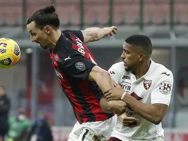 Penyerang AC Milan, Zlatan Ibrahimovic berebut bola dengan bek Torino, Gleison Bremer pada babak 16 besar Coppa Italia 2020/2021 di San Siro, Rabu (13/1/2021) dini hari WIB. Laga terkunci 0-0, AC Milan menang 5-4 atas Torino di babak adu penalti. (AP Photo/Antonio Calanni)