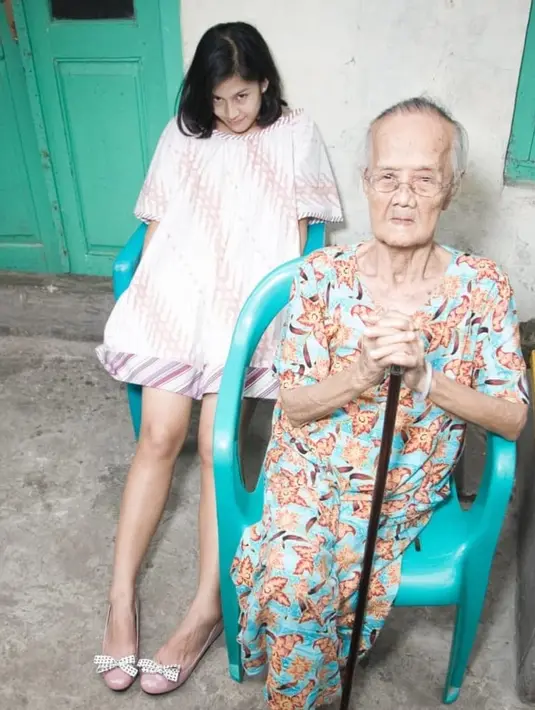 Dengan latar belakang rumah nenek, Dian Sastro membagikan dirinya yang tengah berpose menunduk bak anak kecil. Ia memakai daster batik selutut di belakang nenek-nenek. Seperti batik, kecantikan Dian juga tak lekang oleh waktu, dari dulu hingga kini. (Liputan6.com/IG/@therealdisastr)