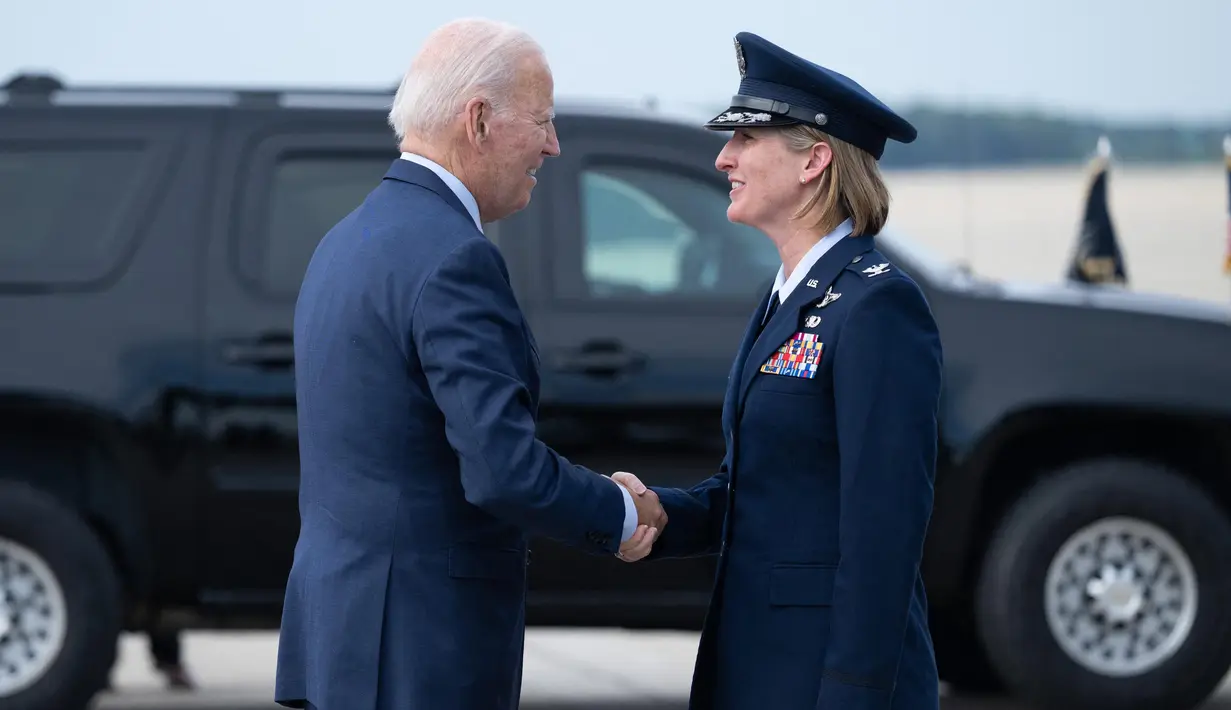 Presiden AS Joe Biden disambut oleh Kolonel Angela Ochoa, Wing Udara ke-89, ketika ia tiba untuk menaiki Air Force One di Pangkalan Gabungan Andrews di Maryland pada 7 September 2023. (SAUL LOEB/AFP)