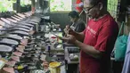 Aktivitas pekerja saat menyelesaikan pembuatan sandal wanita di pabrik rumahan Pesan Sepatu Indonesia, Setu, Tangerang Selatan, Banten, Jumat (7/11/2025). Industri alas kaki nasional Indonesia menunjukkan kinerja yang positif dan kian menggeliat di tengah pemulihan ekonomi. (merdeka.com/Arie Basuki)