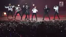 Boy band Korea Selatan, iKON tampil menghibur penonton pada upacara penutupan Asian Games 2018 di Stadion Gelora Bung Karno, Jakarta, Minggu (2/9). Mereka membawakan dua lagu hits. (Liputan6.com/Helmi Fithriansyah)