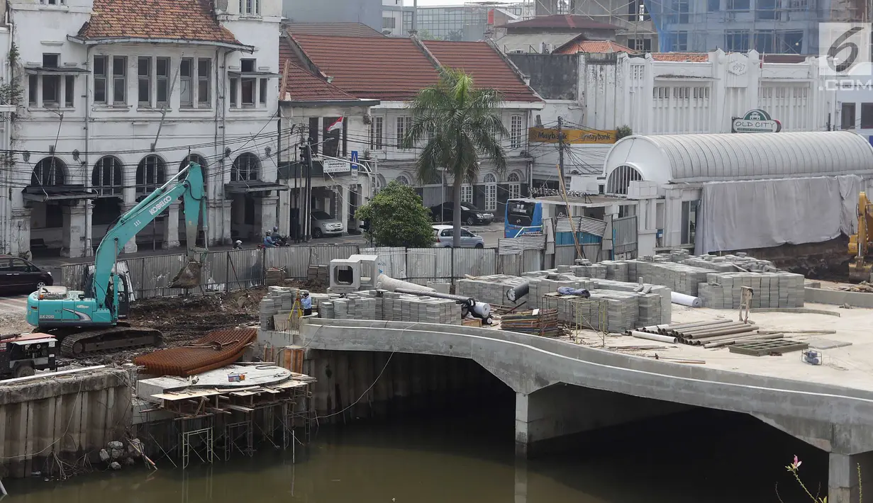 Suasana revitalisasi jalur pedestrian di pinggir Kali Krukut kawasan Kota Tua, Jakarta, Rabu (13/9). Revitalisasi dilakukan untuk memberikan nilai tambah pada Kota Tua Jakarta sebagai salah satu destinasi wisata unggulan. (Liputan6.com/Angga Yuniar)