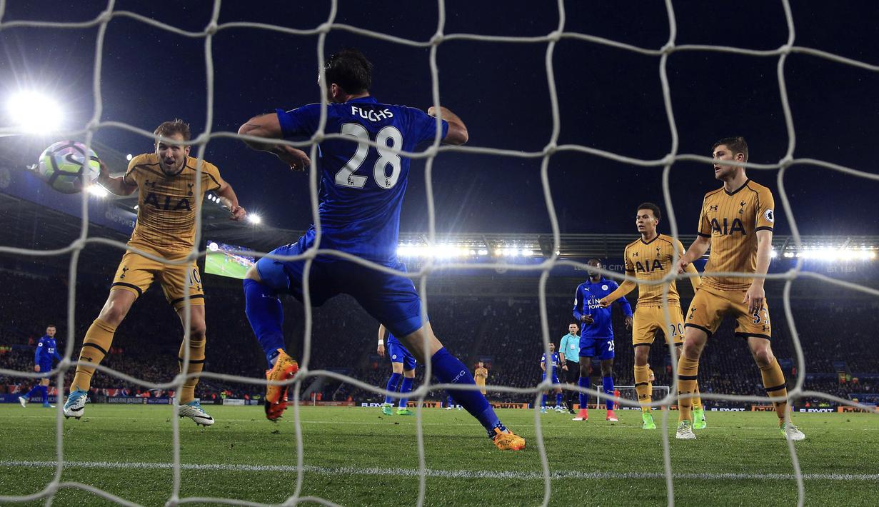 Pemain Tottenham Hotspur, Harry Kane (kiri) saat mencetak gol ke gawang Leicester City pada lanjutan Premier League di King Power Stadium, Leicester, (18/5/2017). Tottenham menang 6-1. (Nick Potts/Press Association via AP)