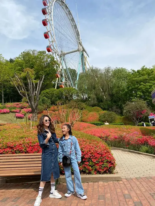 Gaya kompak Ayu Ting-Ting dan Bilqis juga terlihat kompak dengan busana denim. Ayu mengenakan midi denim dress sedangkan Bilqis pilih terlihat playful dengan jumpsuit denim [@ayutingting92]