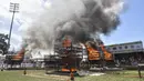 Cula badak sitaan dibakar pada tungku untuk menandai Hari Badak Sedunia dekat Taman Nasional Kaziranga, Bokakhat, India, 22 September 2021. Meski perburuan ilegal, cula badak terus dicari karena diangga sebagai obat dan sebagai simbol status di India. (Biju BORO/AFP)