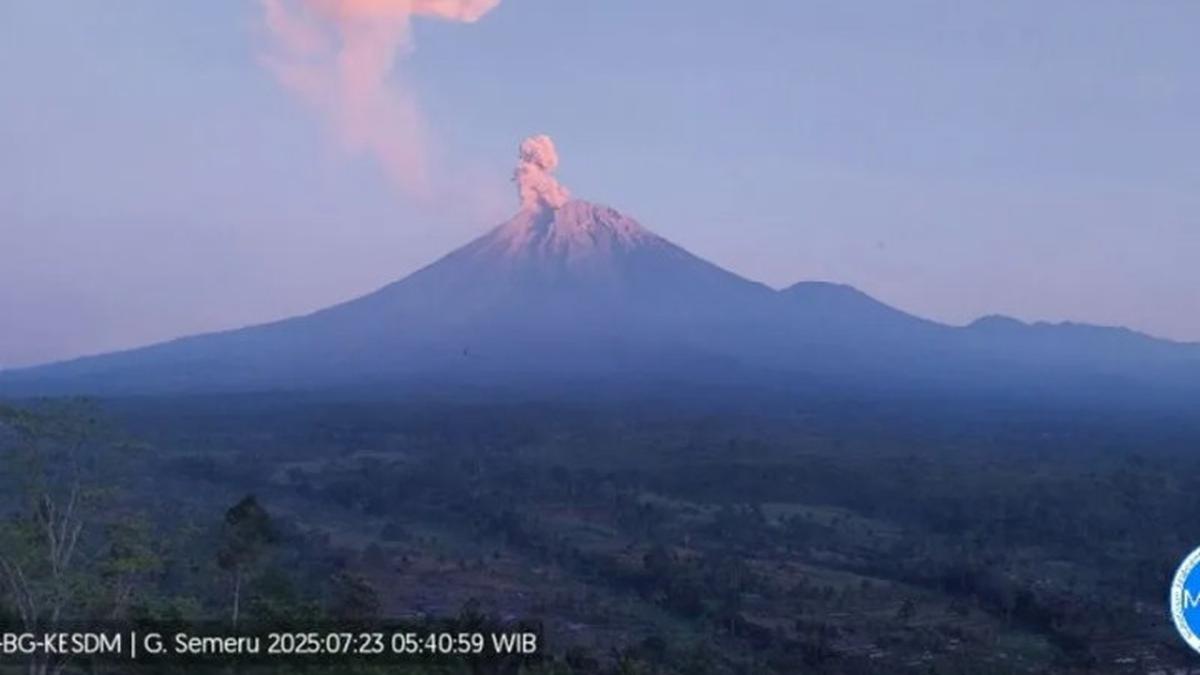 Gunung Semeru Erupsi, Bandara Beroperasi Normal