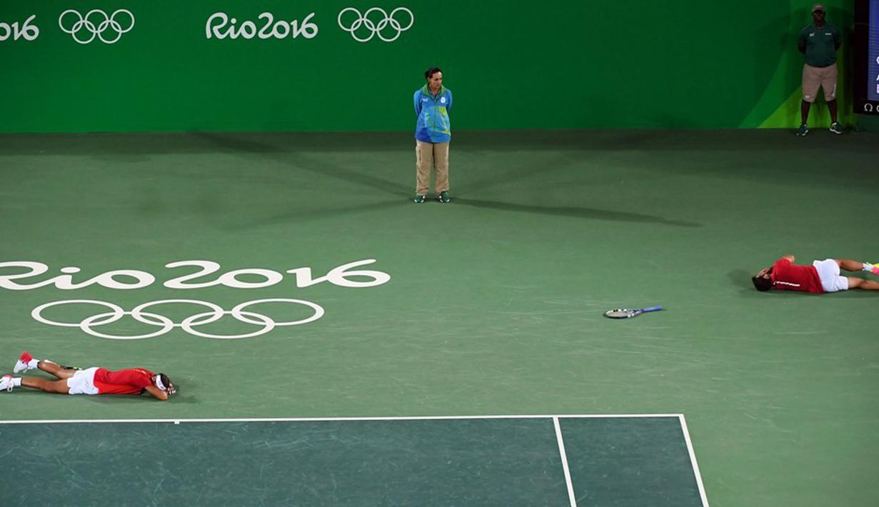  Ekspresi petenis Spanyol, Rafael Nadal dan Marc Lopez setelah memenangi medali emas tenis ganda putra Olimpiade Rio 2016 di Olympic Tennis Centre, Rio de Janeiro, Brasil, (12/8/2016). (Reuters/Toby Melville)