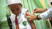 Suntik vaksin sering dilakukan pihak kesehatan ke sekolah-sekolah di Palembang (Liputan6.com / ist - Nefri Inge)