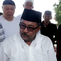 Rano Karno saat pemakaman ibunda tercinta (Andy Masela/Bintang.com)