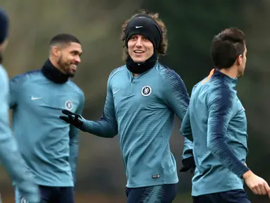 Bek Chelsea, David Luiz (kedua kanan) bersama rekan-rekannya mengikuti sesi latihan di Pusat Pelatihan Cobham, Stoke D'Abernon (28/11). Chelsea akan bertanding melawan PAOK Thessaloniki di grup L Liga Europa di Stamford Bridge. (AP Photo/John Walton)
