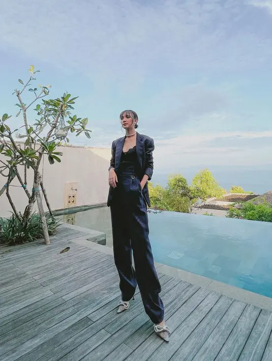 Mengenakan baju Vidi Aldiano, Sheila Dara tampil dengan gaya chic feminin. Ia mengenakan bustier hitam dipadukan dengan setelan blazer satin [instagram/sheiladaisha]