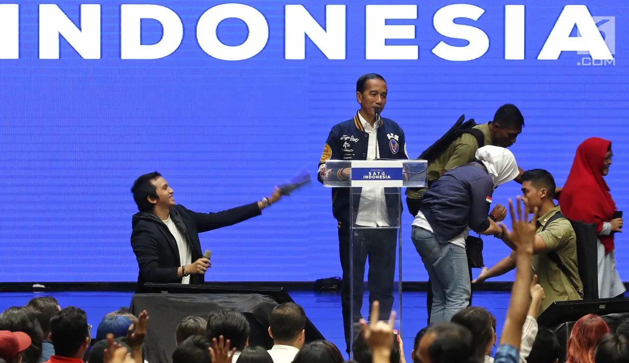 Para pendukung usai berdialog dengan Calon Presiden petahana Joko Widodo pada acara Festival Satu Indonesia di Istora, Senayan, Jakarta, Minggu (10/3). Acara yang dihadiri kaum millenial mengajak pemilih untuk tidak golput. (Liputan6.com/Johan Tallo)