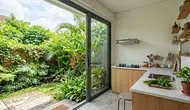 7 Desain Dapur Mungil Dekat Taman Agar Terasa Lebih Sejuk dan Terang, Bebas Pengap