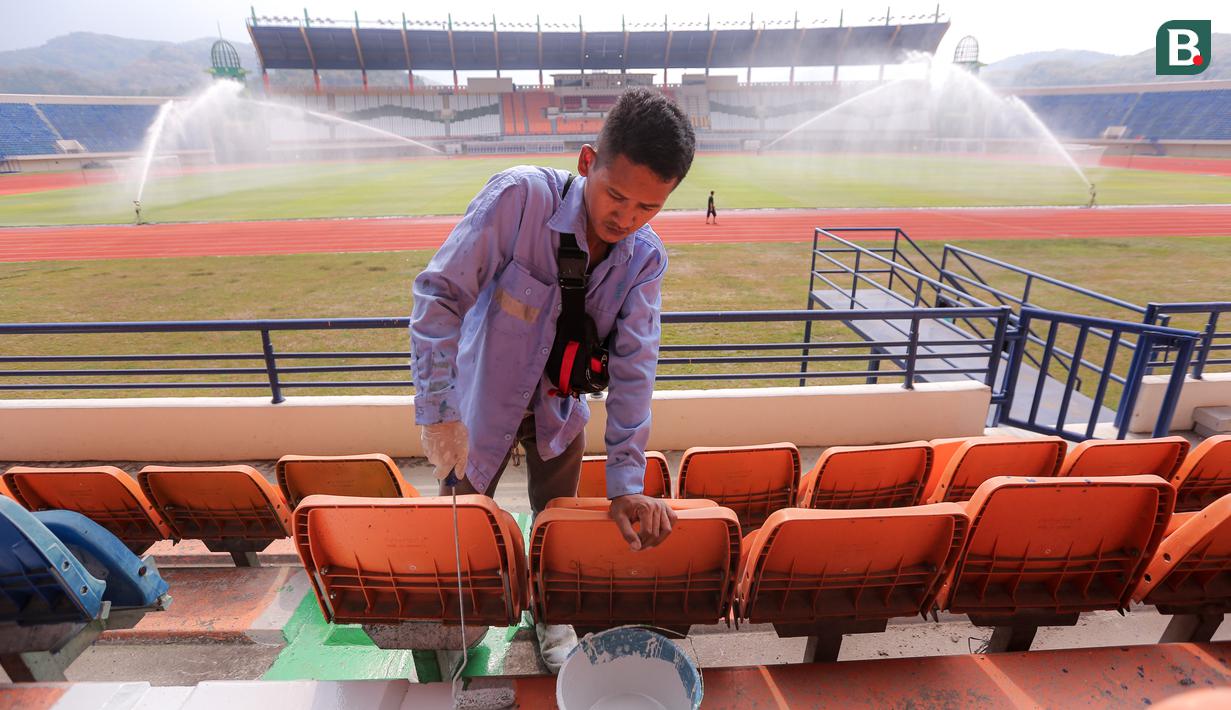 <p>Seorang pekerja mengecat bangku tribun Stadion Si Jalak Harupat (SJH), Bandung, Sabtu (21/10/2023). Persiapan veneu untuk Piala Dunia U-17 2023 itu sudah hampir 100 persen. (Bola.com/Bagaskara Lazuardi)</p>