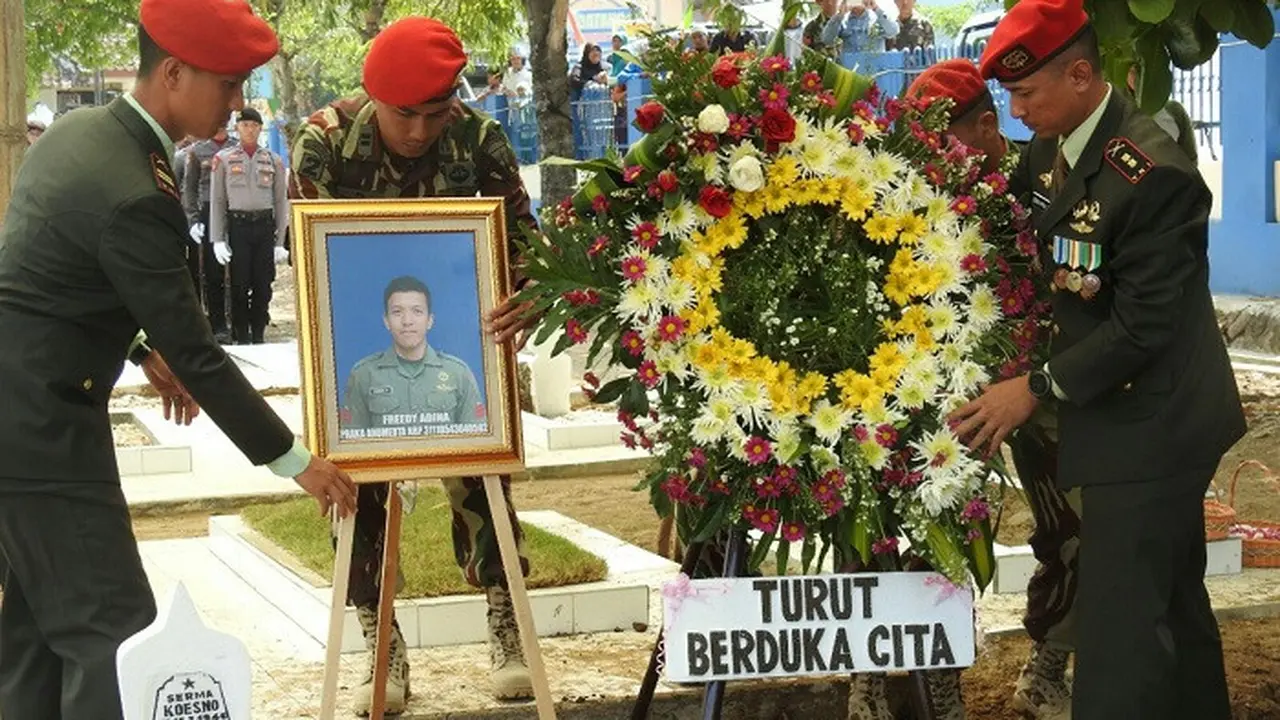 Tangisan Pilu Ibunda Saat Pemakaman Anggota TNI yang Gugur Saat Bagikan Makanan di Papua