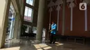 Petugas kebersihan mengepel lantai untuk persiapan kedatangan calon jemaah haji di Asrama Haji Pondok Gede, Jakarta, Senin (23/5/2022). Asrama Haji Pondok Gede Jakarta siap melayani calon jemaah haji 1443 H/2022 M, yang dijadwalkan mulai masuk asrama pada 3 Juni 2022 mendatang sebelum keberangkatan menuju Tanah Suci Mekkah dan Madinah di Arab Saudi. (Liputan6.com/Herman Zakharia)