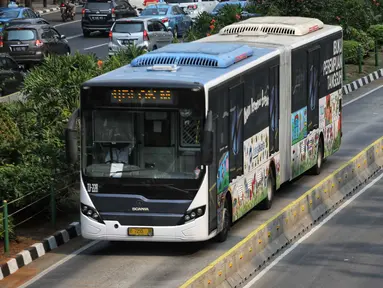 Bus Transjakarta melintas di Jalan MH Thamrin, Jakarta, Senin (24/7). Pemprov DKI Jakarta menyiapakan layanan bus Transjakarta gratis mulai 1 Agustus hingga 15 September 2018. (Liputan6.com/Faizal Fanani)