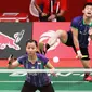 Ganda campuran Indonesia Riky Widianto/Puspita Richi Dili melancarkan smes kepada pasangan Tiongkok Liu Cheng/Bao Yixin di ajang Total BWF World Championships 2015 di Istora Senayan, Jakarta, Kamis (13/8/2015). (LIputan6.com/Badmintonindonesia.org)