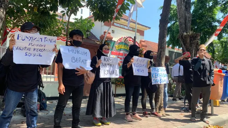 Demo memarnai sidang lanjutan kasus pencabulan anak kiai Jombang di PN Surabaya. (Dian Kurniawan/Liputan6.com).