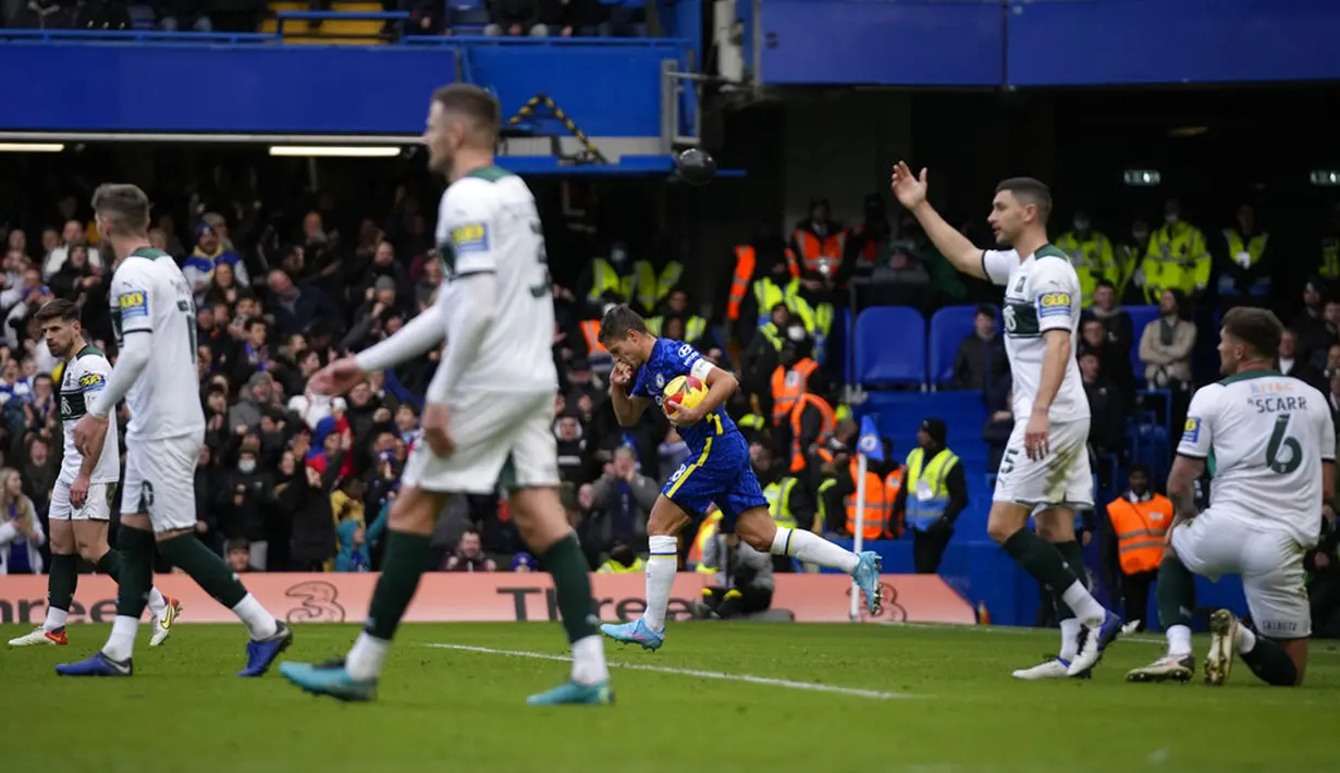 Pemain Chelsea Cesar Azpilicueta (tengah) melakukan selebrasi usai mencetak gol ke gawang Plymouth Argyle pada putaran keempat Piala FA di Stadion Stamford Bridge, London, Inggris, 5 Februari 2022. Chelsea menang 2-1. (AP Photo/Matt Dunham)