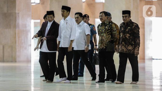 Presiden Joko Widodo atau Jokowi (kedua kiri) mendengarkan penjelasan saat meninjau proses pembersihan atau sterilisasi dengan disinfektan di Masjid Istiqlal, Jakarta, Jumat (13/3/2020). Proses sterilisasi dilakukan dalam rangka mencegah penularan virus corona Covid-19. (Liputan6.com/Faizal Fanani)