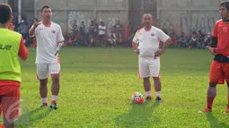 Asisten pelatih Persija, Nimrot Manalu (kedua kiri) memberikan arahan latihan di NYTC, Depok, Rabu (17/2/2016). Latihan perdana Persija jelang berlaga di Piala Bhayangkara 2016 tanpa didampingi pelatih, Paulo Camargo. (Liputan6.com/Helmi Fithriansyah)