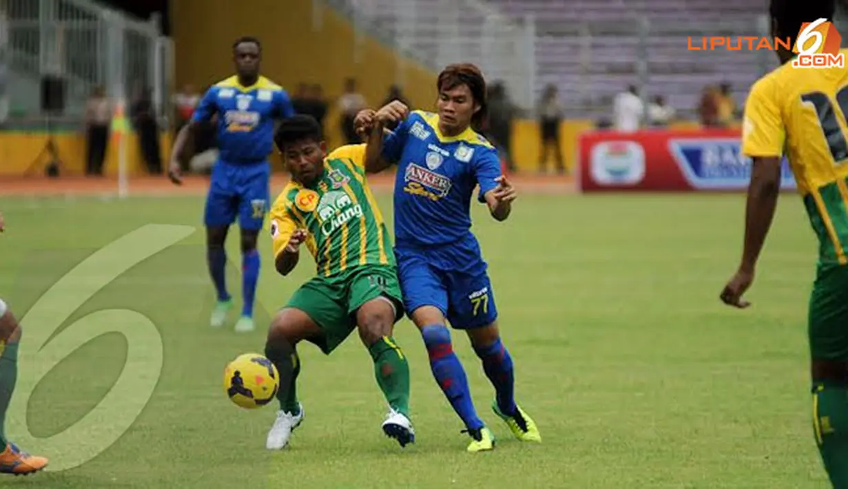 Pemain Arema Cronus Zuan Revi (77) mencoba merebut bola dari kaki pemain United Army Thailand Sirodom Singthipphan. (Liputan6.com/Helmi Fithriansyah)