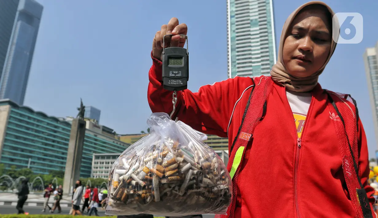 <p>Seorang pegiat lingkungan menimbang sampah yang dikumpulkan saat mengikuti Hari Bebas Kendaraan Bermotor (HKBP) atau Car Free Day (CFD) di kawasan Bundaran HI, Jakarta, Minggu (29/10/2023). Kegiatan ini sebagai bentuk kampanye untuk mengajak warga agar peduli terhadap lingkungan dengan cara mengurangi penggunaan plastik. (Liputan6.com/Angga Yuniar)</p>