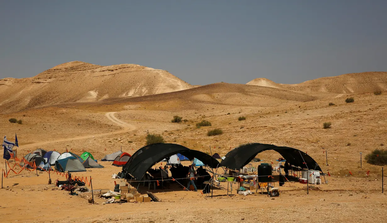 Perkemahan para relawan dan arkeolog dari Israel Antiquities Authority (IAA) di gua tengkorak, Gurun Yudea, Israel, Rabu (1/6). Para arkeolog mencari sisa-sisa Gulungan Laut Mati yang tersembunyi di gua. (REUTERS / Ronen Zvulun)