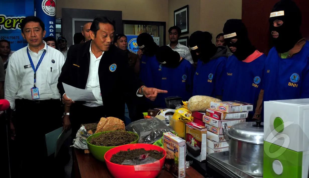 Deputi Bidang Pemberantasan BNN, Inspektur Jenderal Polisi Dedi Fauzi Elhakim  menunjukan barang bukti kepada wartawan, Jakarta, Senin (13/4/2015). BNN berhasil menangkap lima orang tersangka di kawasan Blok M. (Liputan6.com/ Yoppy Renato)