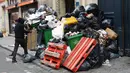 Para pekerja yang mengumpulkan sampah melakukan protes delapan hari terhadap usulan reformasi pensiun Presiden Emmanuel Macron. (Photo by Bertrand GUAY / AFP)