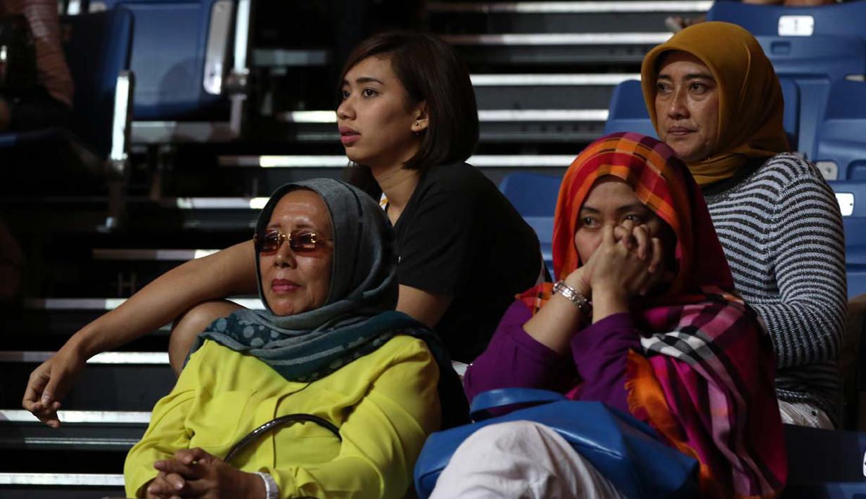 Yolla Yuliana dan keluarganya sempat tegang saat menonton tim basket putra Indonesia bertanding di semi final. (Bola.com/Arief Bagus)