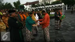 Suasana pelantikan anggota PPK dan PPS di Plaza Serangan Umum Satu Maret,Yogyakarta, Rabu (20/7). KPUD Kota Yogyakarta melantik PPK dan PPS untuk pelaksanaan Pilkada Walikota Yogyakarta 2017. (Liputan6.com/Boy Harjanto)