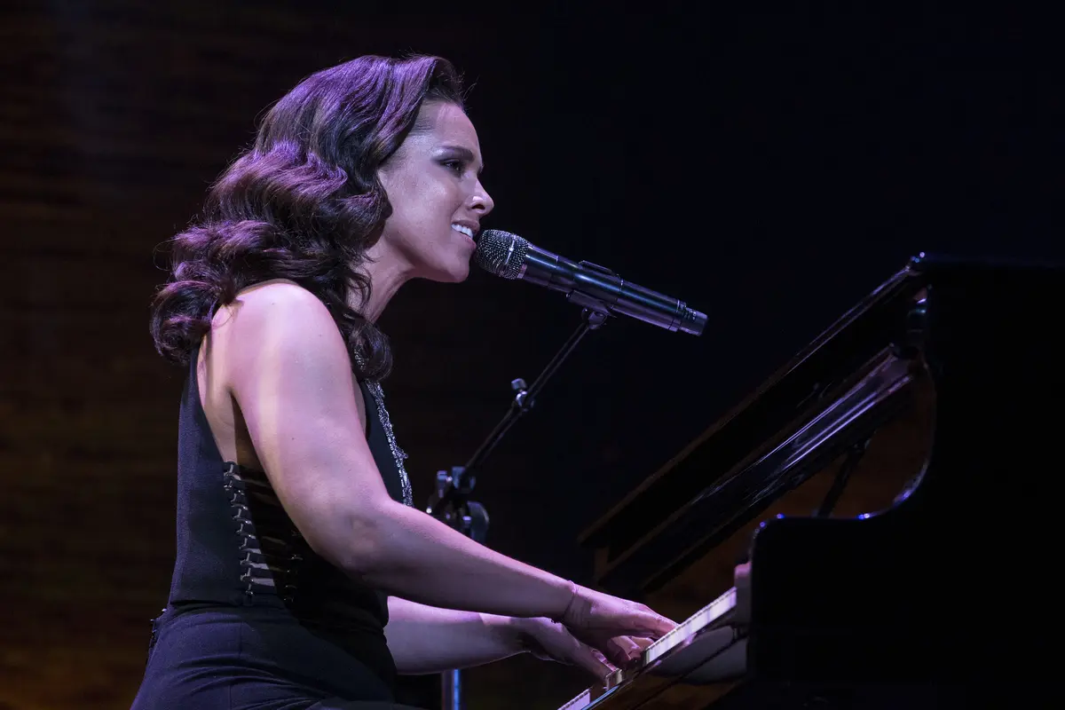 Ups, Alicia Keys Larang Fans Bawa Smartphone di Konsernya?