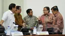 Suasana perbincangan usai rapat terbatas terkait melemahnya nilai tukar Rupiah terhadap Dolar Amerika di Istana Kepresidenan, Jakarta, Rabu (11/3/2015).(Liputan6.com/Faizal Fanani)