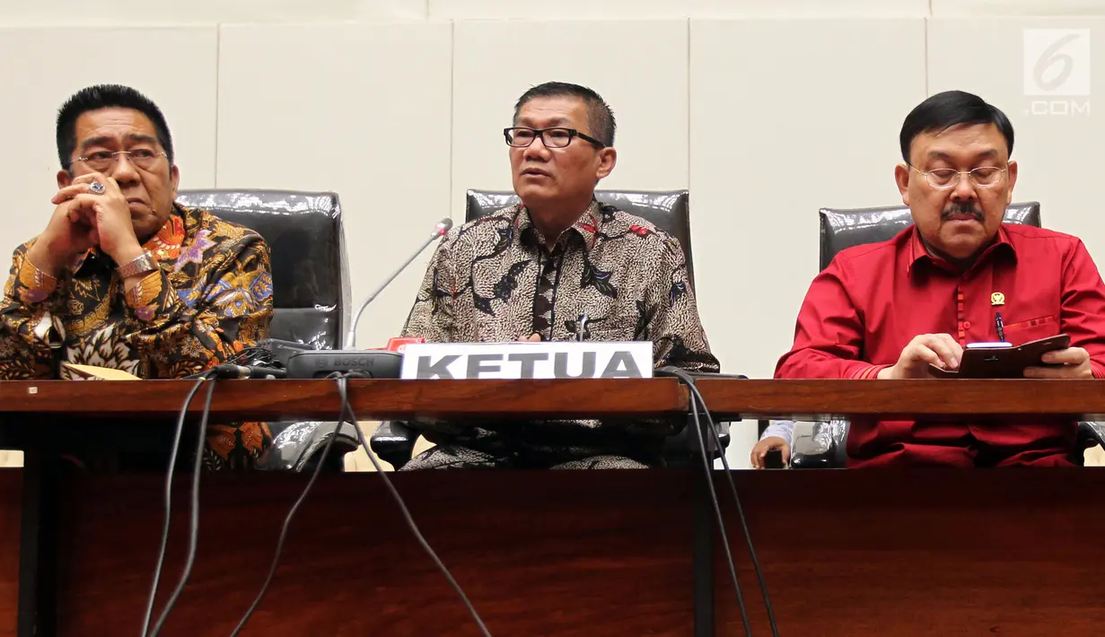 Pansus Hak Angket KPK memberikan keterangan pers di Gedung Nusantara, Senayan, Jakarta, Selasa (17/10). Pansus akan memanggil paksa pimpinan KPK terkait ketidakhadirannya  pada panggilan ketiga Rapat Dengar Pendapat (RDP). (Liputan6.com/Johan Tallo)