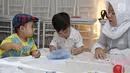 Anak Pasangan Raffi Ahmad dan Nagita Slavina, Rafathar terlihat serius saat menggambar di kawasan Tebet, Minggu (27/08). (Liputan6.com/Herman Zakharia)