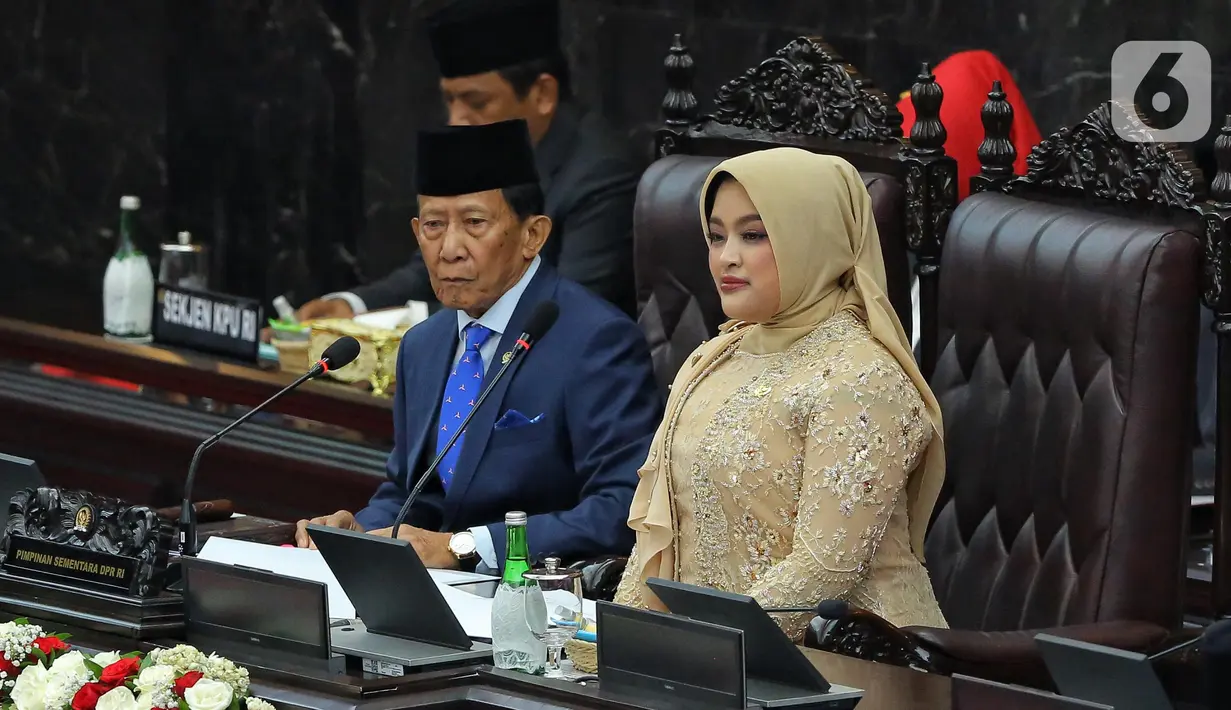 Zulfikar Achmad (kiri) berusia 78 Tahun 4 Bulan 15 hari saat dilantik menjadi anggota DPR RI periode 2024-2029. (Liputan6.com/Angga Yuniar)