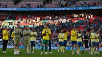 Pemain Southampton memberi aplaus fans di lapangan setelah pertandingan semifinal Piala FA melawan Manchester City di Stadion Wembley, London, 25 April 2026. (Ben Stansall / AFP)