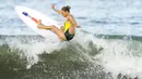 Stephanie Gilmore - Peselancar asal Australia ini ikut meramaikan Olimpiade Tokyo. Sebelumnya dia pernah meraih juara selancar dunia di Bali tahun 2019. (Foto: AP/Francisco Seco)