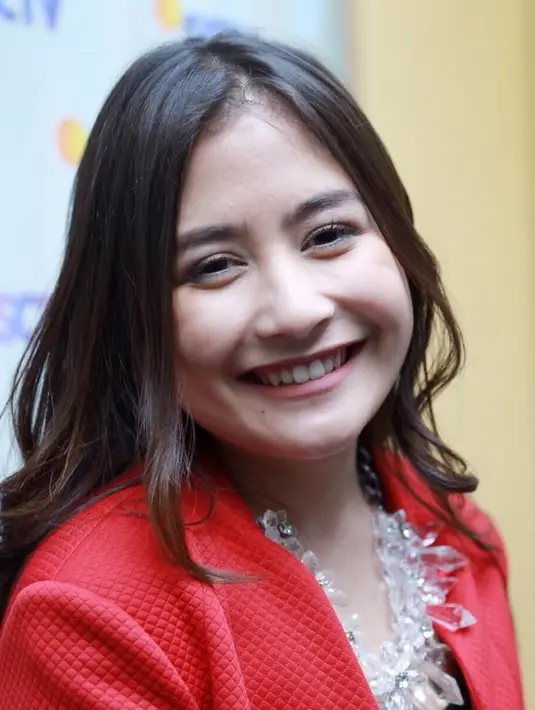 Kesulitan yang dialami Prilly Latuconsina hilang dengan terus berlatih dengan mentor Rieka Roeslan. HUT ke-26 diramaikan antara lain Iwan Fals, Raisa, Krisdayanti, Agnez Mo, dan banyak musisi lainnya. (Galih W Satria/Bintang.com)