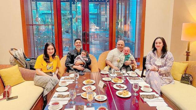 Dinilai Tak Ada Attitude oleh Adik Ipar, Ini Momen Manis Adly Fairuz Bareng Istri dan Keluarga